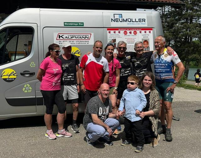 Christian Maierhofer (2. von links) und Günter Dieplinger (3. von links) umrundeten im Sommer Oberösterreich. Die beiden Ultraläufer sammelten dabei spenden für den kleinen Simon aus Obernberg.  | Foto: Günter Dieplinger