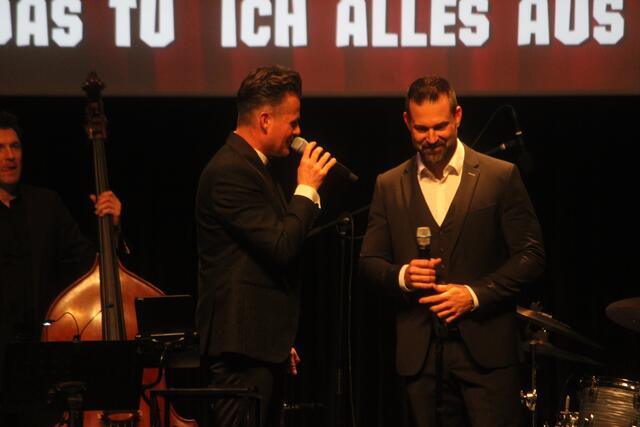 Zauberer Christoph Kulmer (r.) sang ein Duett mit Pachernigg. | Foto: MeinBezirk/Hofmüller