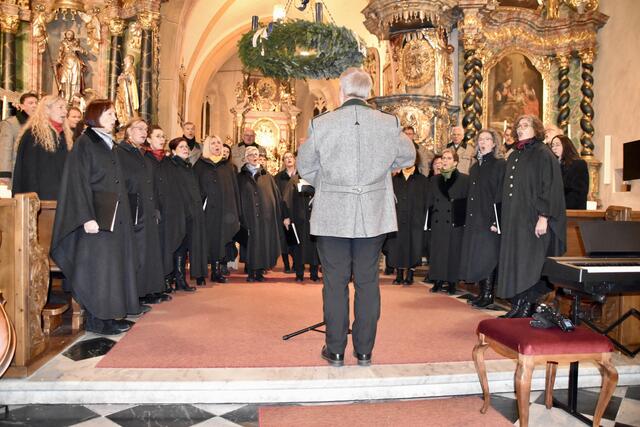 Mit Liedern wie „Machet die Tore weit“ berührten die Sängerinnen und Sänger die Herzen der Zuhörer. | Foto: MeinBezirk.at