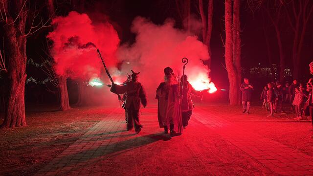 Um 17 Uhr war es schließlich so weit: Begleitet von bengalischem Feuer und mystischen Klängen zogen der heilige Nikolaus und die furchteinflößenden Krampusse des Burschenvereins durch das Dorf. | Foto: Alejandra Ortiz