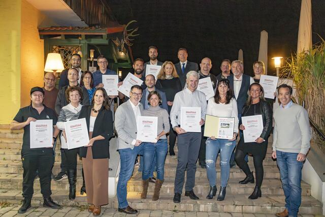 v.l. hinten 3. Reihe:
WK-Außenstellenleiter Ramazan Serttas, Michael Gindl (Juwelier Gindl, Purkersdorf), Clemens Putz (Gasthaus Klugmayer, Purkersdorf), Petra Rosner, Sebastian Rosner, Friedrich Rosner (Hotel Rosner, Gablitz), Roland Mayer (Gasthaus Mayer, Rekawinkel), Alexander Gegenbauer (Blumarie, Wolfsgraben), Josef Vyborny (Vyborny Immobilien GmbH, Gablitz), Barbara Gegenbauer (Blumarie, Wolfsgraben)
v.l. 2. Reihe: Gerhard Jordan, Kevin Wukovits (Rauchfangkehrer Wukovits, Purkersdorf), Gertraud Gindl (Juwelier Gindl, Purkersdorf), Johannes Klugmayer (Gasthaus Klugmayer, Purkersdorf)
v.l. 1. Reihe: Marvin Wukovits (Rauchfangkehrer Wukovits, Purkersdorf), Renate Moser, Michaela-Christina Moser-Knoll (Moser Immobilien, Purkersdorf), Thomas Puhm, Martina Puhm (Autohaus Josef Mann, Pressbaum), Wolfgang Parzer, Regina Parzer (Cafe &amp; Pension Familie Parzer, Pressbaum), Karin Hohenwarter (Vyborny Immobilien GmbH, Gablitz), WK-Außenstellenobmann Andreas Kirnberger. | Foto: Andreas Novotny