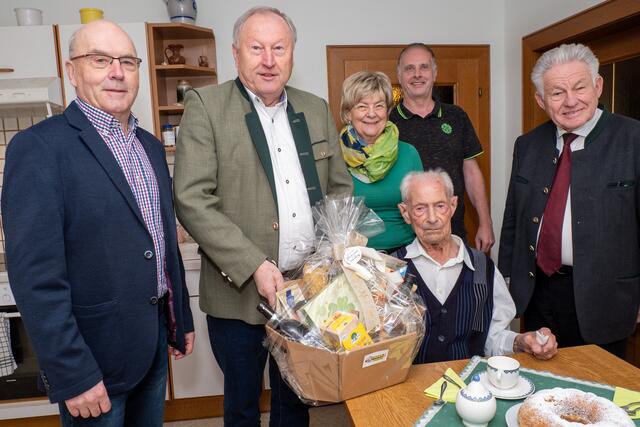 Romann Mayr, Obann der Ortsgruppe Berg Hermann Stallinger, Bezirks-Obmann-Stellvertreterin Maria Lindinger, Jubilar Johann Hollin, Wolfgang Hollin und Landesobmann und Landeshauptmann außer Dienst Josef Pühringer (v. l.). | Foto: OÖ SB