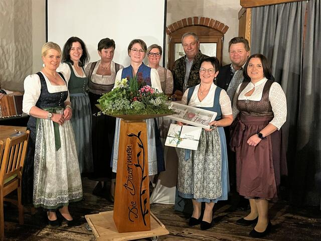 Landesbäuerin Irene Neumann-Hartberger, Abteilungsvorständin für  Betriebs- und Haushaltsmanagement der LFS Edelhof Erika Haidvogl, Gebietsbäuerin Elisabeth Hummel, Bezirksbäuerin Barbara Widner, Gebietsbäuerin Ulrike Wurz, Kammersekretär Herbert Gutkas, ehem. Bezirksbäuerin Renate Kainz, Kammerobmann Christoph Kadrnoschka sowie Gebeitsbäuerin Michaela Praschinger-Reischl (v.l.) | Foto: Bezirksbäuerinnen Waidhofen