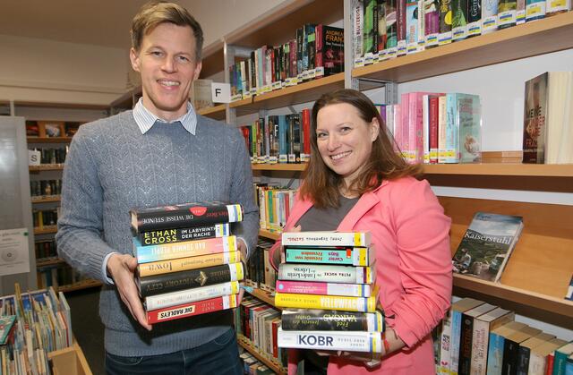 Bürgermeister Lukas Schmied freut sich mit Leiterin Cornelia Möhring über die neuen Räumlichkeiten. | Foto: Foto: Walpoth