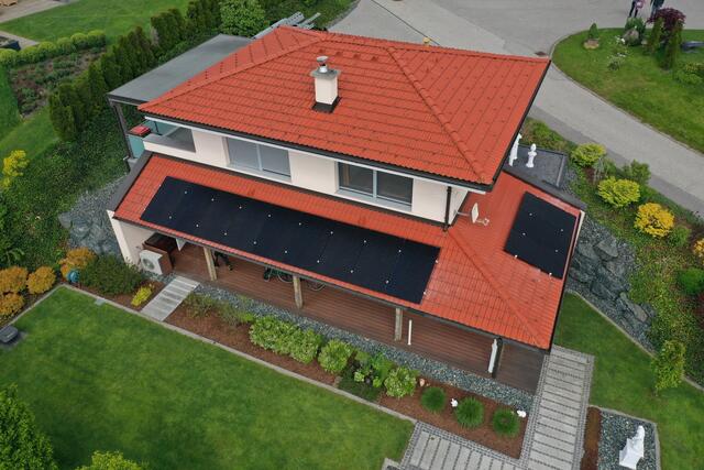 Es lohnt sich die Investition in eine PV-Anlage am eigenen Hausdach. | Foto: Knees