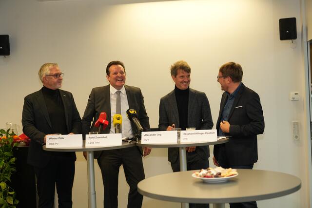 Von li. n. re. Werner Dilitz (ÖBB-Personenverkehr), René Zumtobel (Land Tirol), Alexander Jug (VVT), Ekkehard Allinger-Csollich (IVB). | Foto: Julia Perktold