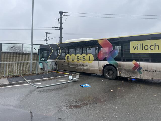 Der Bus drohte abzustürzen. | Foto: HFW Villach