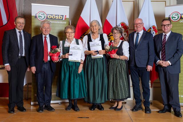 Landesobmann LH a.D. Josef Pühringer, Landesgeschäftsführer Stv. Johann Killinger und der OÖSB Bezirksobmann Anton Holzleithner gemeinsam mit den geehrten Funktionären bei der Ehrungsfeier. | Foto: OÖ Seniorenbund