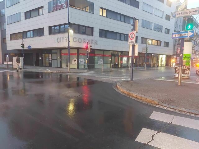 Notwendige Baustelle am Welser Kaiser-Josef-Platz: Hier muss eine gerissene, alte Fernwärmeleitung dringend repariert werden. | Foto: eww