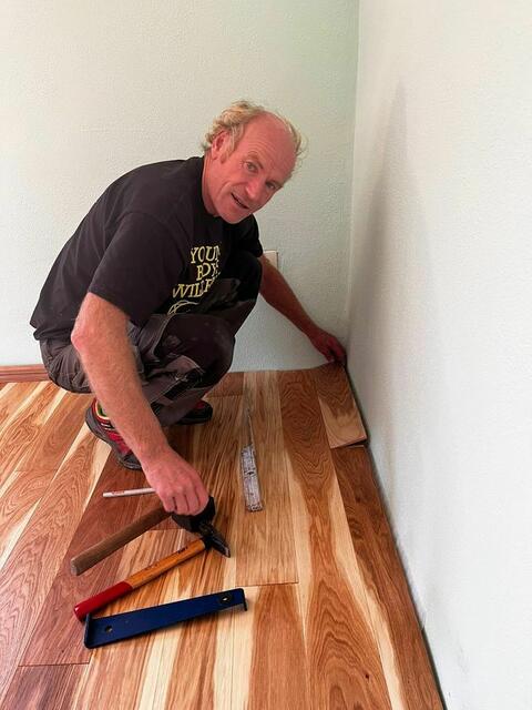 Läufer Christian Maierhofer packte auch beim neuen Zimmer an.  | Foto: Günter Dieplinger