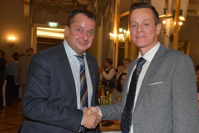 LAbg. Anton Froschauer aus Perg gratuliert Heinz Wegerer.  | Foto: Robert Zinterhof