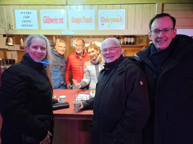 Die ÖVP Mariahilf und Neubau schenkten Punsch für den guten Zweck aus. | Foto: ÖVP