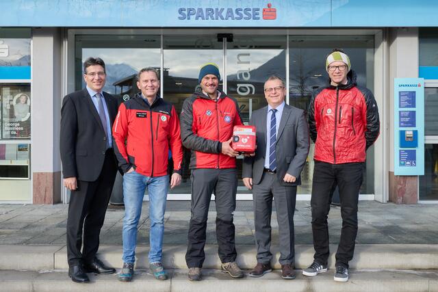 Kürzlich fand die Übergabe des neuen Defibrillators an die Bergrettung Imst statt: Sparkassen-Vorstand Markus Scheiring, Michael Baumann, Ortsstellenleiter Martin Gstrein, Thomas Schultes und Kassier Bernhard Fischer. (v.l.) | Foto: Sparkasse Imst