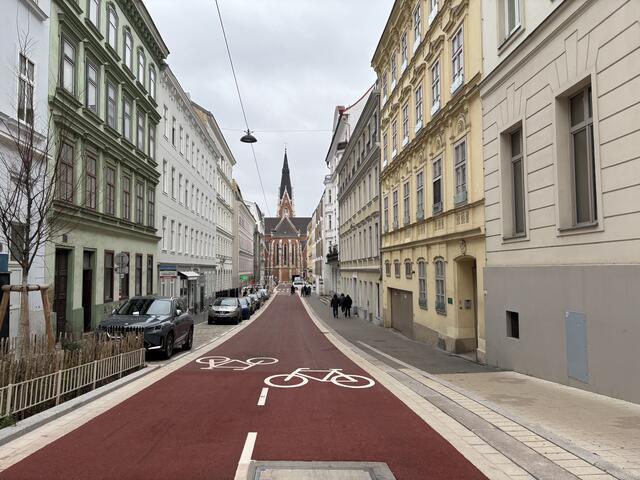 Auf der roten Straße haben Fahrräder Vorrang. | Foto: Tamara Winterthaler/MeinBezirk