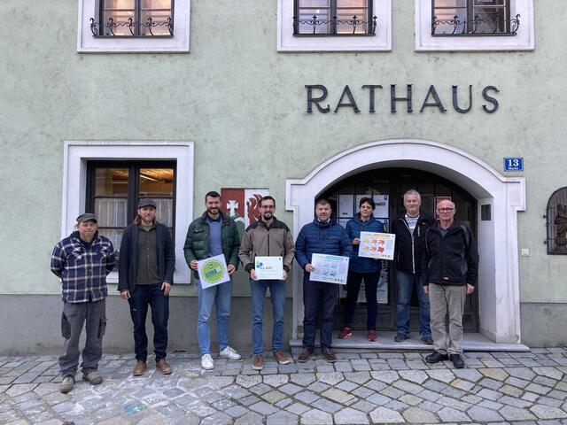 Mühldorf: Josef Hofbauer (WVA Mühldorf), René Thaller (Amtsleiter), Gabriel Lang (Enegie- und Umweltagentur des Landes NÖ), Andreas Muthenthaler (FF Mühldorf), Stefan Obermaißer (Elementarschaden Präventionszentrum), Beatrix Handl (Bürgermeisterin), Hermann Rambausek (FF Trandorf), Johann Winkler (FF Mühldorf) | Foto: Michael Tanzer