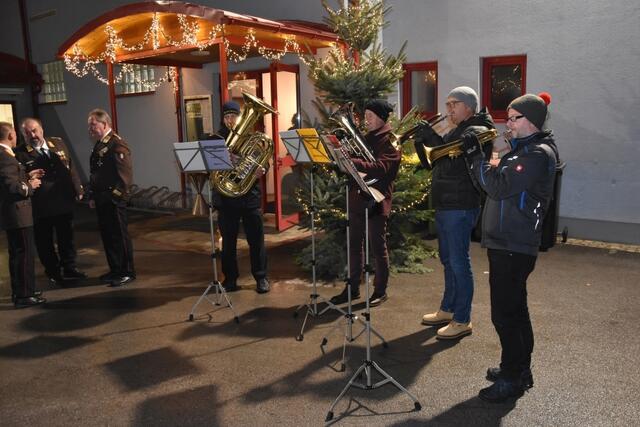 Auch an der frischen Luft spielte das Bläserensemble flott auf. | Foto: BFVMZ Pusterhofer