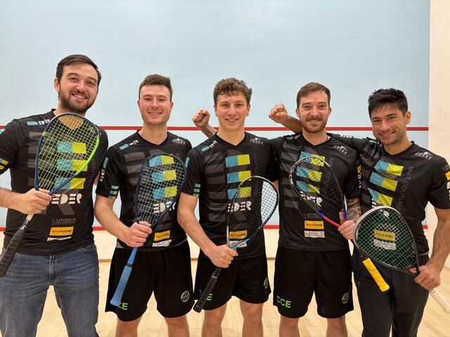Kapitän Lukas Rosner, Paul Mairinger, David Maier, Michael Treiss und Aqeel Rehman (v.l.) holten zum Abschluss der Hinrunde einen Sieg und ein Unentschieden.  | Foto: MeinBezirk