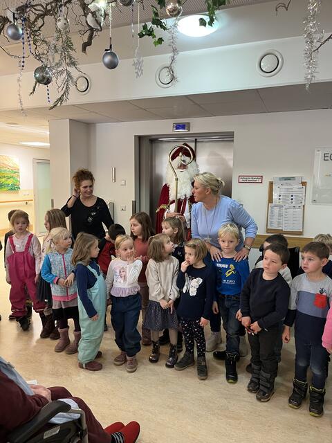 Die Kinder des Kindergartens Langstögergasse singen Weihnachtslieder.

 | Foto: PBZ Klosterneuburg