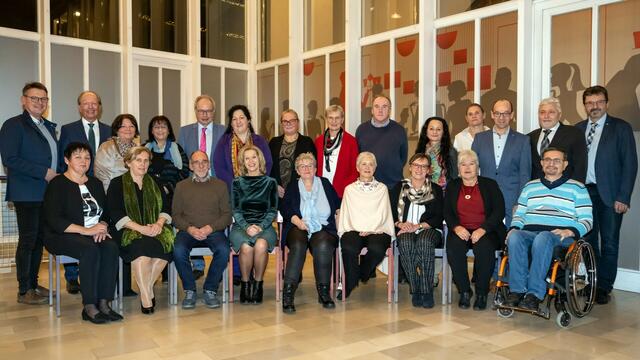 Pensionierungen
1. Reihe sitzend von li n re
Erika Krippl (Küche), Lieselotte Judmann (Neurologie), Dr. Klaus Richter (Chirurgie), Maria
Kaiblinger (Allg. Ambulanz), Andrea Gödt (Chirurgie), Catherine Neuhauser (Diätologie), Dr. Herta
Kainz (Anästhesie), Andrea Kumhera (Herzintensiv), Herbert Kiener (Portier)
2. Reihe stehend von li n re
Franz Linsbauer (Abg. zum NÖ Landtag), Dr. Andreas Reifschneider (Geschäftsführer Gesundheit
Waldviertel GmbH), Regina Kolm (Gynäkologie), Waltraud Daniel (Ambulanz), Prim. Univ.-Prof.
Dr. Martin Breitenseher (Ärztlicher Direktor), Mag. Elisabeth Klang (Pflegedirektorin), Gerlinde
Hammer (Pathologie), Gertrude Trögl (Geburtshilfe), Dr. Herbert Klapper (Chirurgie), Christa
Anibas (Zentral-OP), Doris Wunsch (Herzintensiv), Mag. Franz Huber (Kaufmännischer Direktor),
Dr. Peter Sadik (Innere Medizin), Bürgermeister Mag. Gerhard Lentschig | Foto: Klinikum Horn