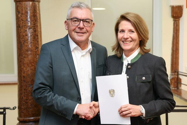 Landesrat Josef Schwaiger bei der Verleihung des Berufstitels Hofrätin an Karin König (Leiterin des Referats für Naturschutzrecht, Landschaftsplanung und Vertragsnaturschutz); 9. 12. 2024  | Foto: Land Salzburg / Franz Neumayr