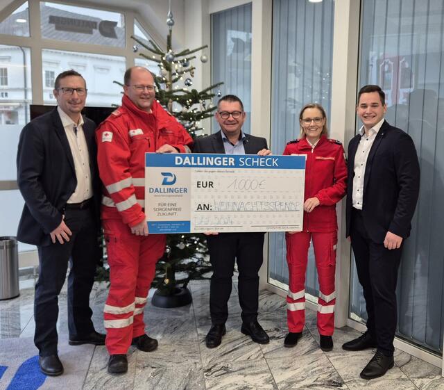 Das Team der Dallinger Versicherungstreuhand bei der Scheckübergabe an das Rote Kreuz. | Foto: Dallinger