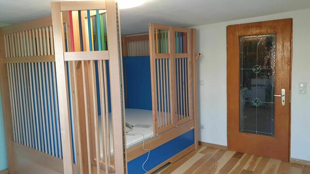 Alles neu für den kleinen Simon. In Oberberg wurde das gespendete Geld gut investiert.  | Foto: Günter Dieplinger