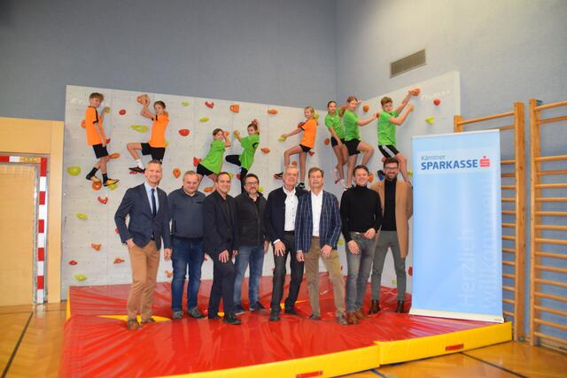 Stefan Semmelrock (Kärntner Sparkasse), Schulwart Gerald Krampl, Bezirkshauptmann Georg Fejan, Horst Flössholzer, Direktor Jürgen Nickel, Klaus Penz (Schulgemeindeverband), Vzgm. Alexander Radl, Robert Löffler (Kärntner Sparkasse) (v. l.) | Foto: MeinBezirk.at