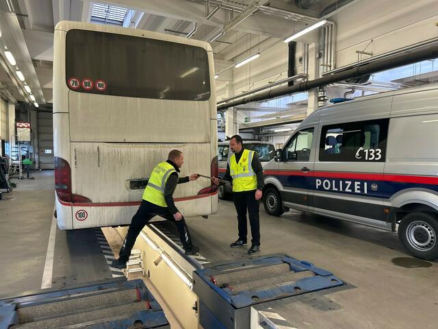 Verkehrsinspektionen zwei und drei führten die Kontrollen gemeinsam mit technischen Gutachtern der Kfz-Prüfstelle des Landes Steiermark, dem Fachbereich "Gefahrgut" der Landesverkehrsabteilung und dem Strafamt der Landespolizeidirektion durch.  | Foto: LPD Steiermark