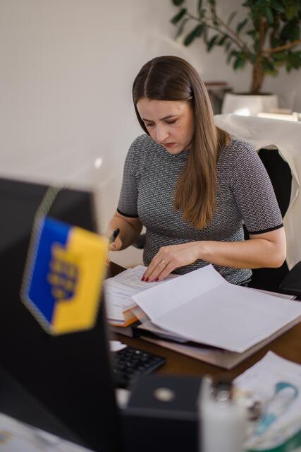 Bernadette Geieregger, Bürgermeisterin in kaltenleutgeben, an ihrem arbeitsplatz