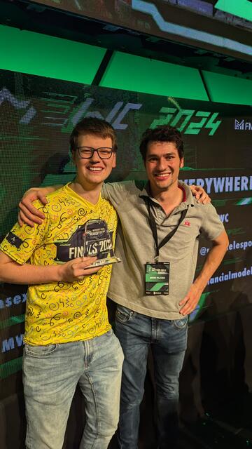 Benjamin Weber mit dem Vorjahresweltmeister Patrick Chatain aus Kolumbien. | Foto: Familie Weber