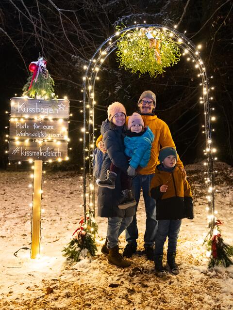 Auch der Kussbogen erfreute sich zahlreicher verliebter Besucherinnen und Besucher. | Foto: Harald Tauderer