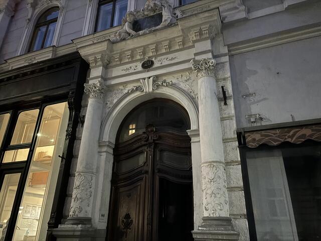 In der Esterhazygasse gibt es mehrere Anzeigen gegen illegale Kurzzeitvermietungen.  | Foto: Luca Arztmann/MeinBezirk