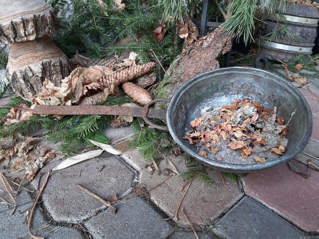 Zum Räuchern braucht es eine feuerfeste Schale.  | Foto: Siedlerverein Bezirk Vöcklabruck