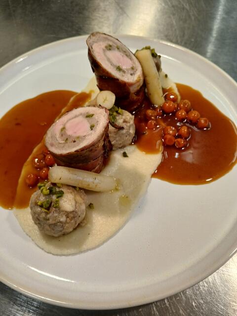 Fasanenröllchen mit Schwarzbrotknödel
und Schwarzwurzelcreme: Ein Rezepttipp von Petra Reifeltshammer und Jürgen Grünsteidl vom Restaurant Genusswerk. | Foto: genussWERK