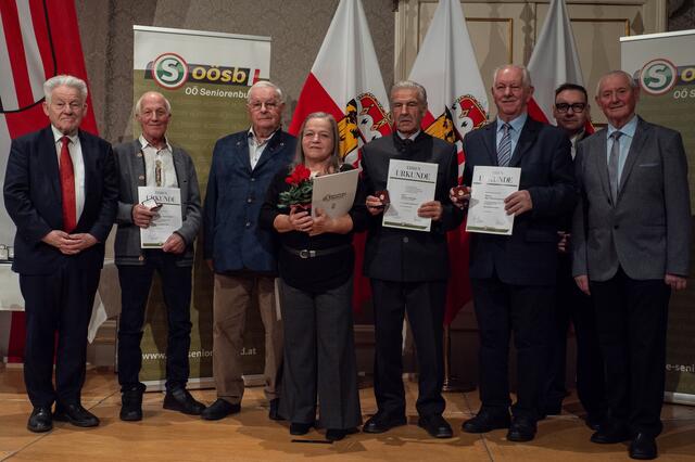Landesobmann Josef Pühringer (l.), Landesgeschäftsführer-Stellvertreter Johann Killinger (2.v.r.) und der Bezirksobmann Erwin Pachner (r.) mit den geehrten Funktionären. | Foto: OÖ Seniorenbund