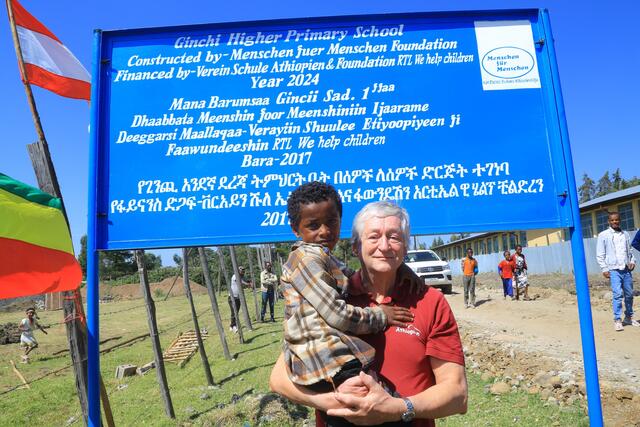 Schule-Äthiopien-Obmann Peter Krasser mit einem der künftigen Schüler an der Ginchi Higher Primary School. | Foto: MfM