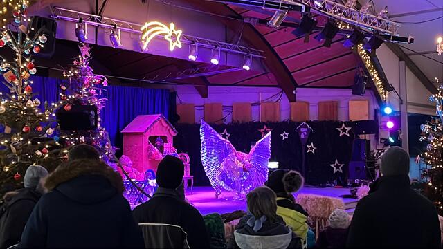 Mit seiner perfekten Mischung aus Tradition, Unterhaltung und weihnachtlicher Stimmung hat sich das Christbaumdorf Bad Sauerbrunn längst zu einem beliebten Treffpunkt in der Vorweihnachtszeit entwickelt.  | Foto: Alejandra Ortiz