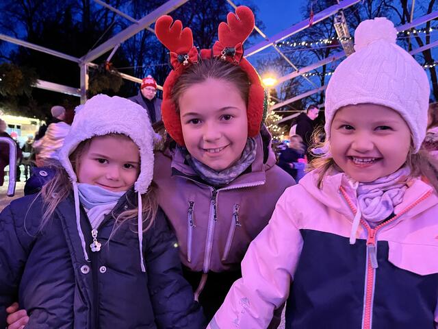 Ob für einen Familienausflug, einen romantischen Nachmittag oder einfach zum Abschalten und Genießen – das Christbaumdorf Bad Sauerbrunn verspricht magische Momente in der Vorweihnachtszeit. | Foto: Alejandra Ortiz