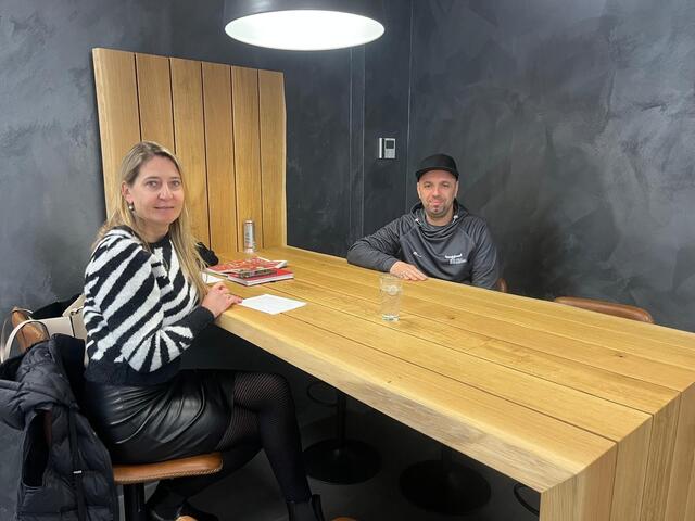 Elmir Hujdurovic im Interview mit Angelika Kern (MeinBezirk). | Foto: Sander