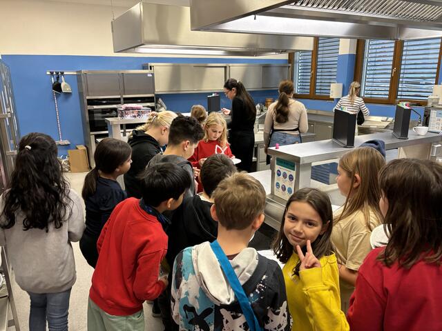 Die neue Schulküche war einer der Höhepunkte für die Kinder am Tag der offenen Tür. | Foto: Hollinger Marc