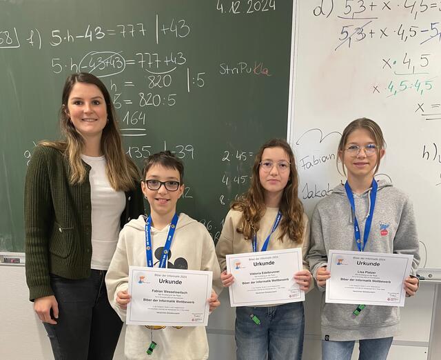 Viktoria Edelbrunner (2.v.r.) – hier mit Lehrerin Romana Kratochwill, Fabian Wesselowitsch und Lisa Platzer {v.l.) – holte Platz eins beim "Biber der Informatik". | Foto: MS Kirchberg an der Raab