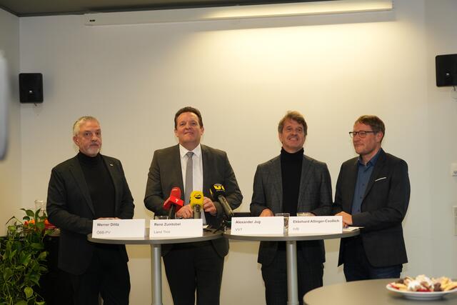 Von li. n. re. Werner Dilitz (ÖBB-Personenverkehr), René Zumtobel (Land Tirol), Alexander Jug (VVT), Ekkehard Allinger-Csollich (IVB). | Foto: Julia Perktold