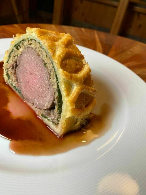 Eine Gaumenfreude ist das Schweinsfilet im Blätterteig.  | Foto: Atzmüller