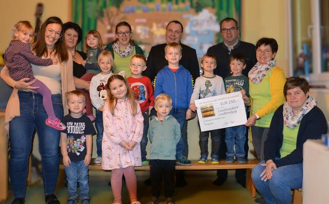Die Kinder des Kindergartens Waldkirchen mit ihren Betreuerinnen sowie Bürgermeister Reinhard Ringl, Ingrid Kraus, Bettina Deimel und Maria Schmid. | Foto: Bäuerinnenladen Dobersberg