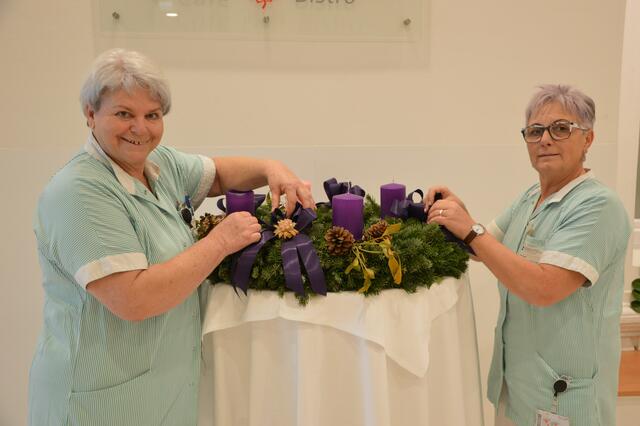 Auch der Adventkranz wird jedes Jahr feierlich in Szene gesetzt