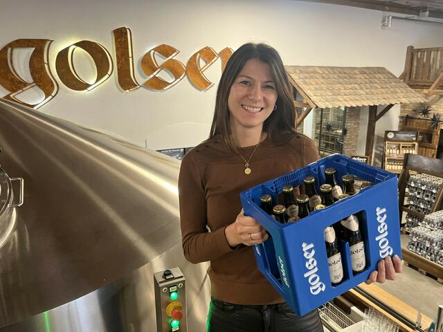 Die Golser Privatbrauerei setzt seit November in allen Spaten auf regionale Bio-Produkte. Jungchefin Jacqueline Sautner mit dem neuen Golser Bio Premium in der 12er-Kiste. | Foto: Golser Bier