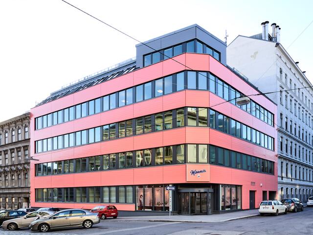 Die rosafarbene Stammfabrik ist weit über die Bezirksgrenzen zu riechen. (Archiv) | Foto:  christianwind.com