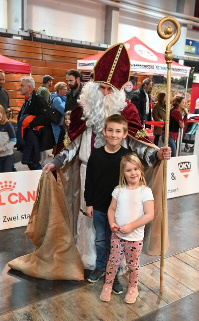 Nikolaus mit Kindern.
