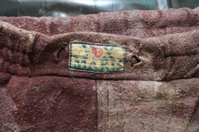 Eine Internetrecherche des Schriftzugs "Vox Maris", welcher am Etikett des Pullis zu finden ist, ergibt eine US-Navy-Marke.  | Foto: LPD Wien