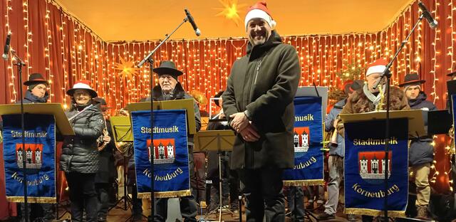 Kapellmeister Peter Vasicek hatte das Programm nach dem Publikumsgeschmack ausgewählt. | Foto: Stadtmusik Korneuburg